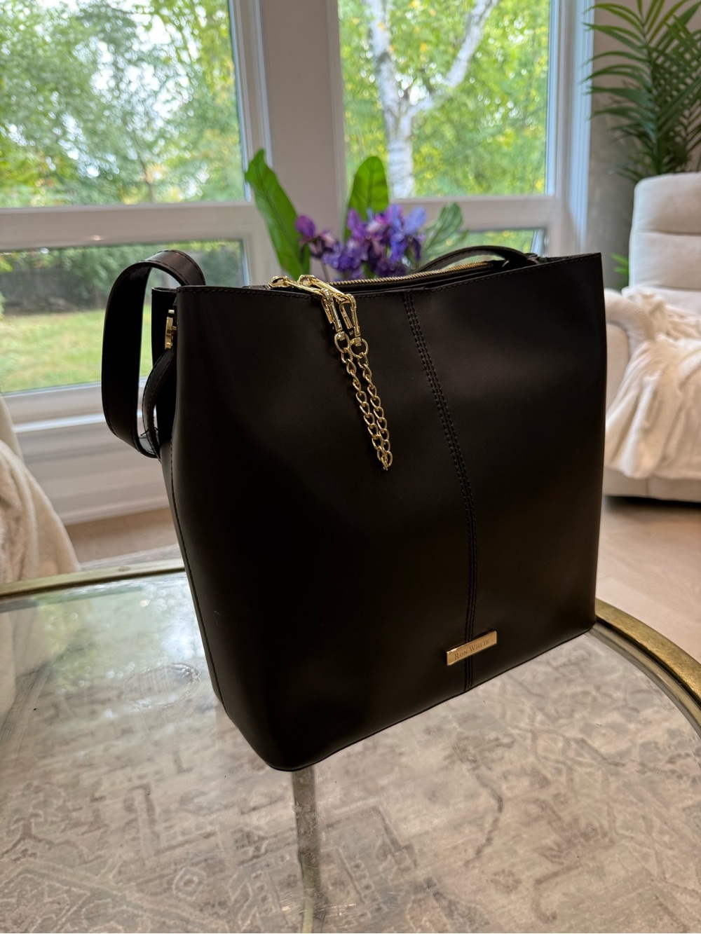 New Ron white structured Black Shoulder Bag with Gold Chain Accent
